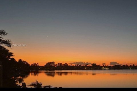 House in Margate, Florida 3 bedrooms, 111.02 sq.m. № 2063370 - photo 3