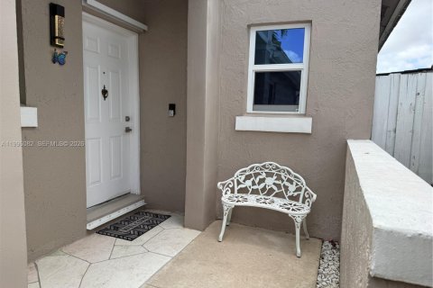 House in Margate, Florida 3 bedrooms, 111.02 sq.m. № 2063370 - photo 11