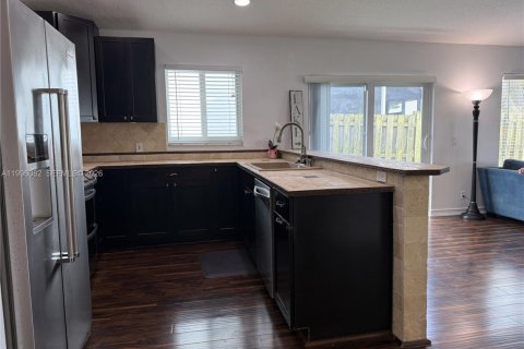 House in Margate, Florida 3 bedrooms, 111.02 sq.m. № 2063370 - photo 14