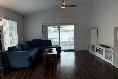 House in Margate, Florida 3 bedrooms, 111.02 sq.m. № 2063370 - photo 18