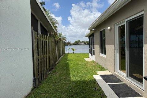 House in Margate, Florida 3 bedrooms, 111.02 sq.m. № 2063370 - photo 30