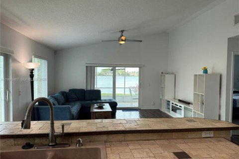 House in Margate, Florida 3 bedrooms, 111.02 sq.m. № 2063370 - photo 16