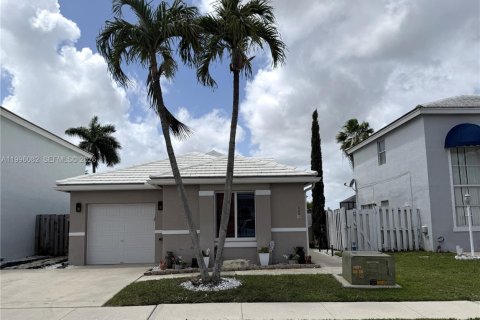 House in Margate, Florida 3 bedrooms, 111.02 sq.m. № 2063370