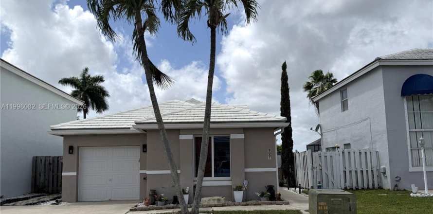 House in Margate, Florida 3 bedrooms, 111.02 sq.m. № 2063370