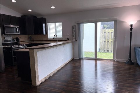 House in Margate, Florida 3 bedrooms, 111.02 sq.m. № 2063370 - photo 15