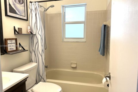 House in Margate, Florida 3 bedrooms, 111.02 sq.m. № 2063370 - photo 27