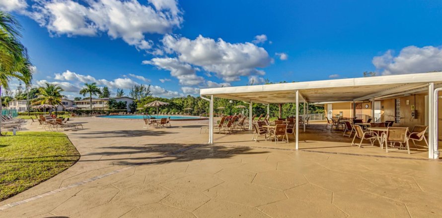 Condominio en West Palm Beach, Florida, 1 dormitorio  № 752300