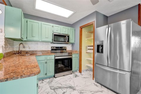 House in Port St. Lucie, Florida 3 bedrooms, 141.68 sq.m. № 1766825 - photo 3