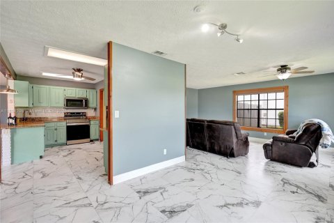 House in Port St. Lucie, Florida 3 bedrooms, 141.68 sq.m. № 1766825 - photo 12