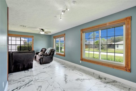 House in Port St. Lucie, Florida 3 bedrooms, 141.68 sq.m. № 1766825 - photo 13