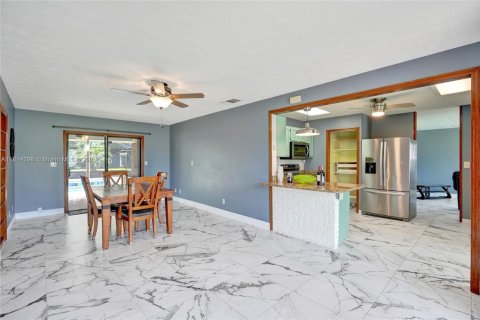 House in Port St. Lucie, Florida 3 bedrooms, 141.68 sq.m. № 1766825 - photo 4