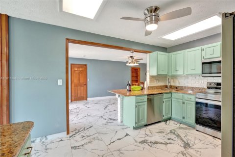 House in Port St. Lucie, Florida 3 bedrooms, 141.68 sq.m. № 1766825 - photo 9