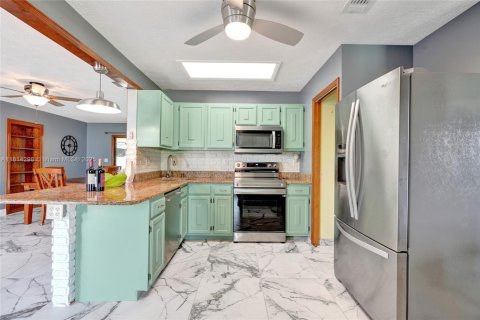 House in Port St. Lucie, Florida 3 bedrooms, 141.68 sq.m. № 1766825 - photo 10