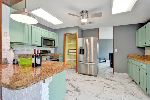 House in Port St. Lucie, Florida 3 bedrooms, 141.68 sq.m. № 1766825 - photo 8
