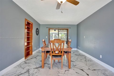 House in Port St. Lucie, Florida 3 bedrooms, 141.68 sq.m. № 1766825 - photo 6