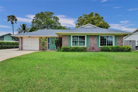 House in Port St. Lucie, Florida 3 bedrooms, 141.68 sq.m. № 1766825 - photo 1