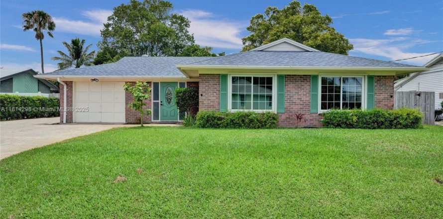 House in Port St. Lucie, Florida 3 bedrooms, 141.68 sq.m. № 1766825