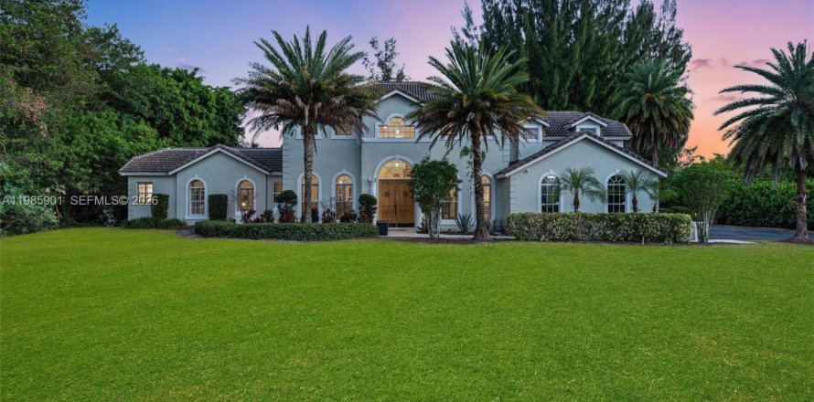 House in Fort Lauderdale, Florida 8 bedrooms, 318.19 sq.m. № 2053019