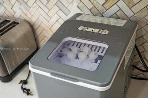 House in Fort Lauderdale, Florida 8 bedrooms, 318.19 sq.m. № 2053019 - photo 26