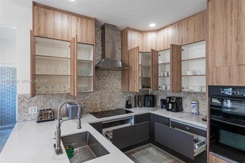 House in Fort Lauderdale, Florida 8 bedrooms, 318.19 sq.m. № 2053019 - photo 22