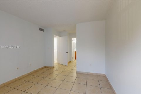 Condo in Miami, Florida, 2 bedrooms  № 1997834 - photo 12