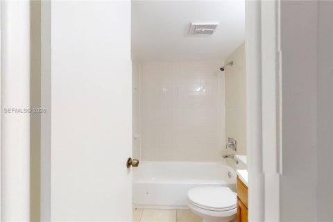 Condo in Miami, Florida, 2 bedrooms  № 1997834 - photo 9