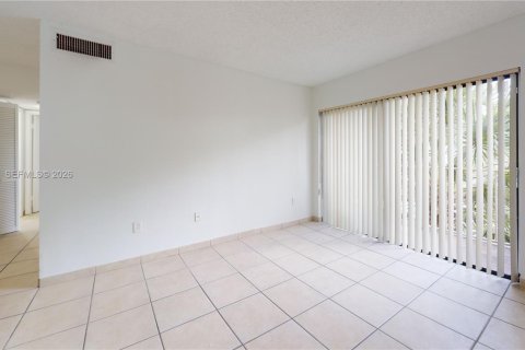 Condo in Miami, Florida, 2 bedrooms  № 1997834 - photo 16