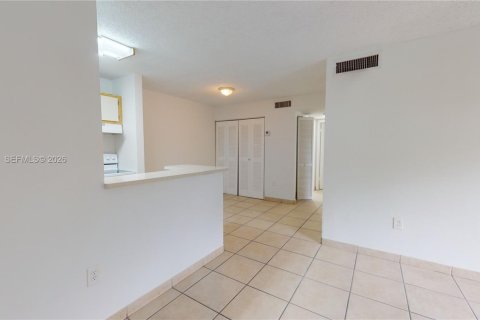 Condo in Miami, Florida, 2 bedrooms  № 1997834 - photo 2
