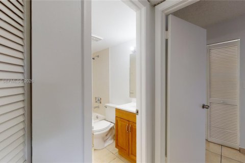 Condo in Miami, Florida, 2 bedrooms  № 1997834 - photo 7