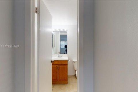 Condo in Miami, Florida, 2 bedrooms  № 1997834 - photo 13
