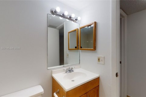 Condo in Miami, Florida, 2 bedrooms  № 1997834 - photo 8