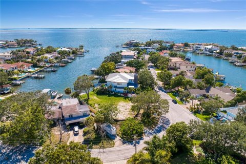 House in Tampa, Florida 5 bedrooms, 563.27 sq.m. № 253035 - photo 12