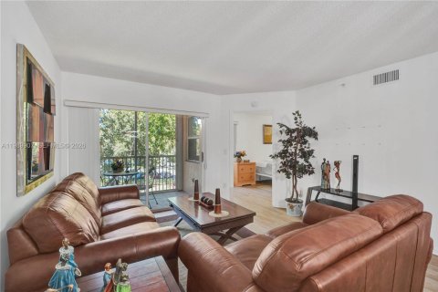 Купить кондоминиум в Тамарак, Флорида 2 спальни, 91.14м2, № 2062309 - фото 11