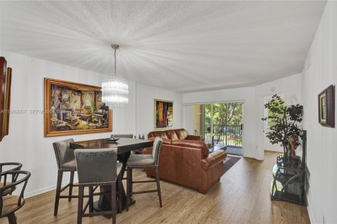 Купить кондоминиум в Тамарак, Флорида 2 спальни, 91.14м2, № 2062309 - фото 9