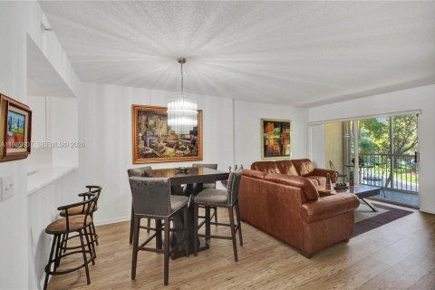 Купить кондоминиум в Тамарак, Флорида 2 спальни, 91.14м2, № 2062309 - фото 10