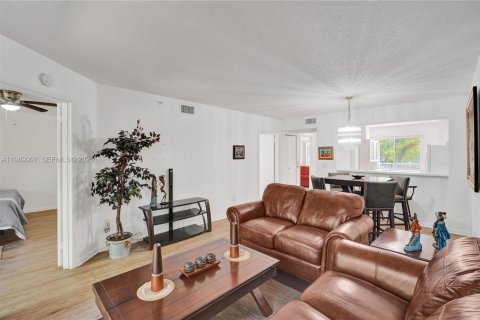 Купить кондоминиум в Тамарак, Флорида 2 спальни, 91.14м2, № 2062309 - фото 15