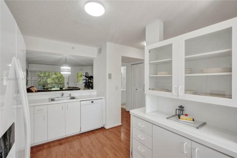 Купить кондоминиум в Тамарак, Флорида 2 спальни, 91.14м2, № 2062309 - фото 6