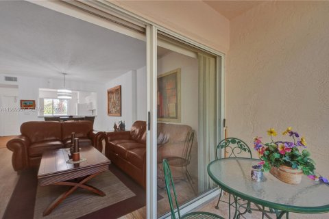 Купить кондоминиум в Тамарак, Флорида 2 спальни, 91.14м2, № 2062309 - фото 19