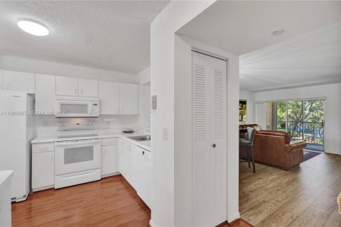 Купить кондоминиум в Тамарак, Флорида 2 спальни, 91.14м2, № 2062309 - фото 7
