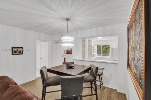 Купить кондоминиум в Тамарак, Флорида 2 спальни, 91.14м2, № 2062309 - фото 14