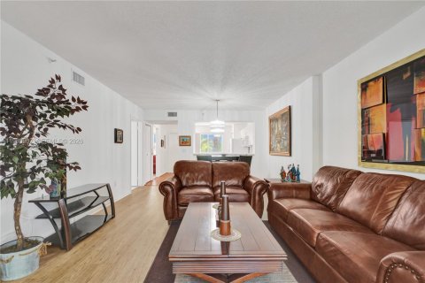 Купить кондоминиум в Тамарак, Флорида 2 спальни, 91.14м2, № 2062309 - фото 18