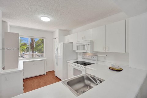Купить кондоминиум в Тамарак, Флорида 2 спальни, 91.14м2, № 2062309 - фото 4