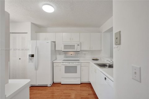 Купить кондоминиум в Тамарак, Флорида 2 спальни, 91.14м2, № 2062309 - фото 8