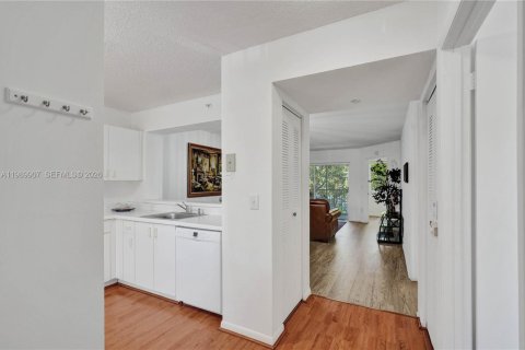 Купить кондоминиум в Тамарак, Флорида 2 спальни, 91.14м2, № 2062309 - фото 3