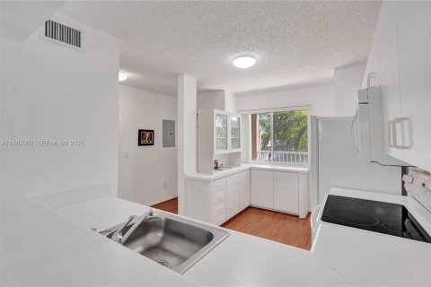 Купить кондоминиум в Тамарак, Флорида 2 спальни, 91.14м2, № 2062309 - фото 5