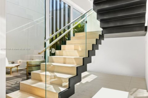 Casa en venta en Miami Beach, Florida, 4 dormitorios, 442.31 m2 № 1811532 - foto 14
