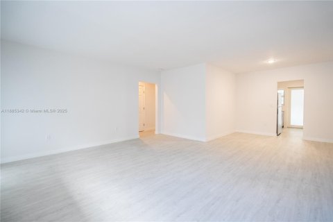 Apartamento en alquiler en Bay Harbor Islands, Florida, 1 dormitorio, 74.32 m2 № 1931381 - foto 4