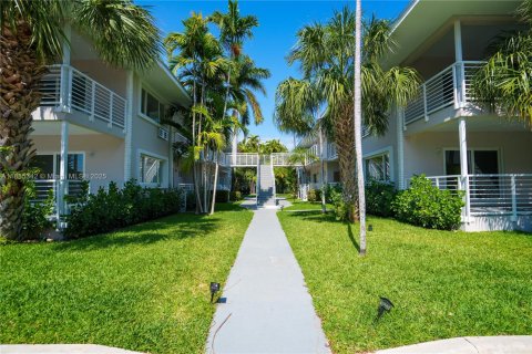 Apartamento en alquiler en Bay Harbor Islands, Florida, 1 dormitorio, 74.32 m2 № 1931381 - foto 1