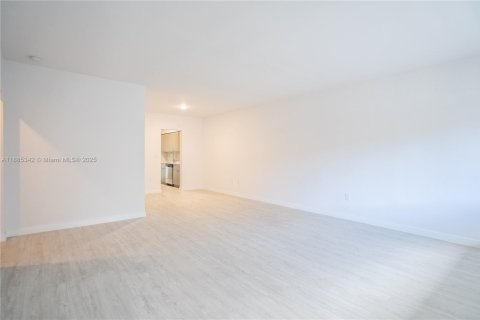 Apartamento en alquiler en Bay Harbor Islands, Florida, 1 dormitorio, 74.32 m2 № 1931381 - foto 3