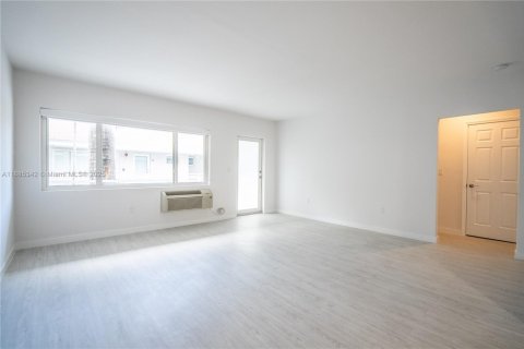 Apartamento en alquiler en Bay Harbor Islands, Florida, 1 dormitorio, 74.32 m2 № 1931381 - foto 2